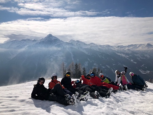 žáci na lyžařském kurzu