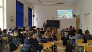 pohled do třídy při přednášce