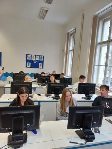 žáci při rozepsání před soutěží