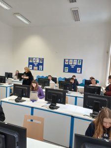 žáci při soutěži