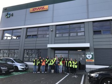 žáci před budovou DHL