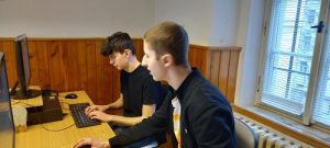 žáci při soutěži