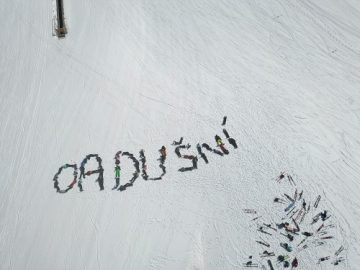 nápis OA Dušní ve sněhu