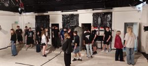 žáci při divadelním představení