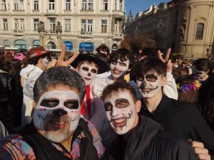 žáci při průvodu Prahou