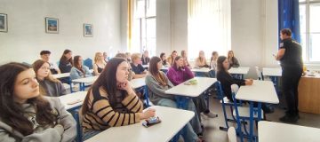 žáci při přednášce