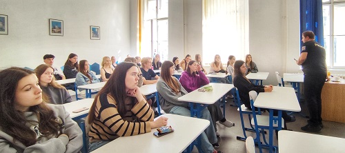 žáci při přednášce