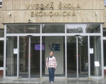 žákyně pře budovou VŠE