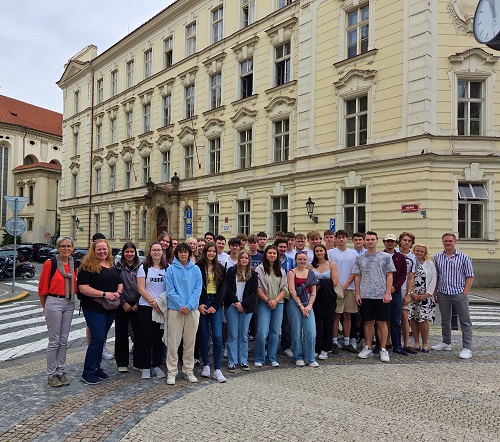 foto před budovou školy