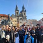 žáci při průvodu na Staromák