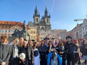 žáci při průvodu na Staromák