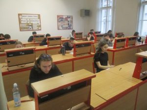 žáci při soutěži