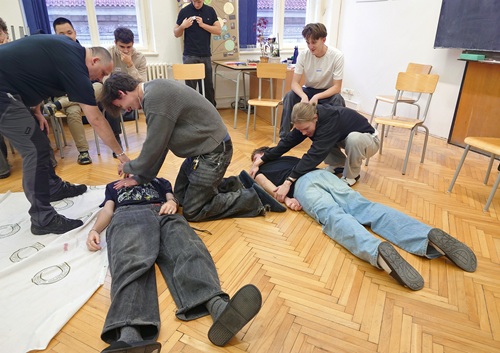 žáci při zdravotním kurzu