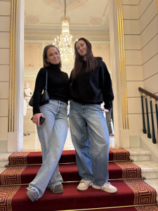 "modelky" na schodišti