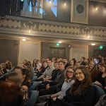 žáci v hledišti divadla