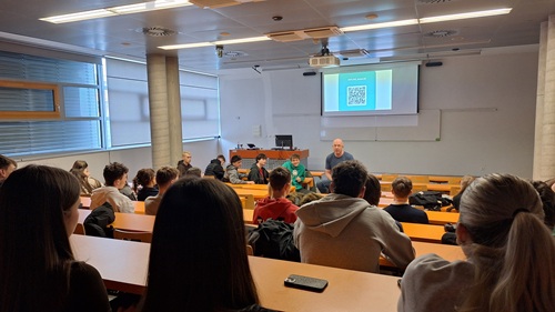 žáci na přednášce