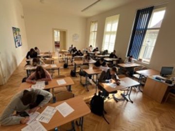 žáci při soutěži