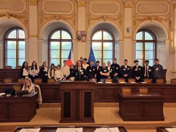 žáci v poslanecké sněmovně