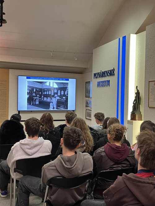žáci při přednášce v muzeu