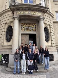 žáci před Goethe institutem