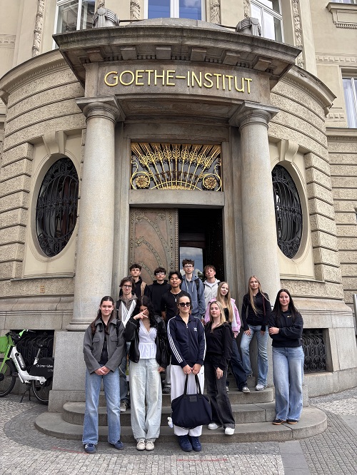 žáci před Goethe institutem