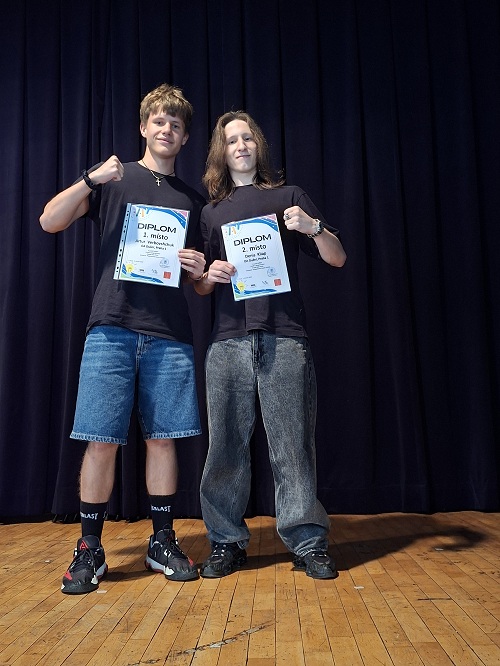 žáci s diplomy